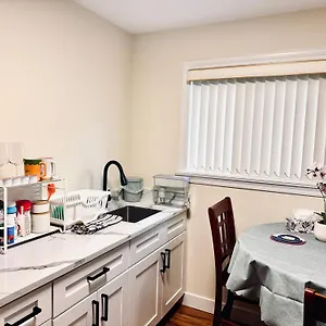 Cozy 2 Beds Spacious Rooms,close To Transit Holiday home Vancouver