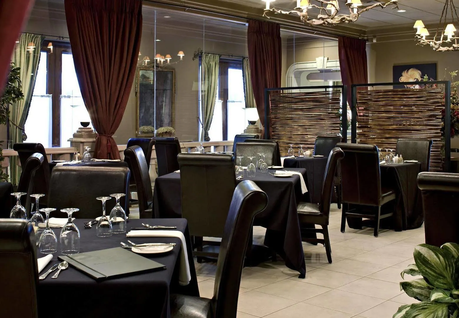 Carriage House Hotel And Conference Centre Calgary 4*,